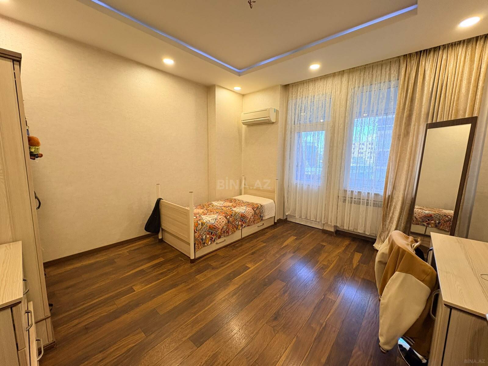 4 otaqlı Yeni tikili, Şah İsmayıl Xətai m., Bakı