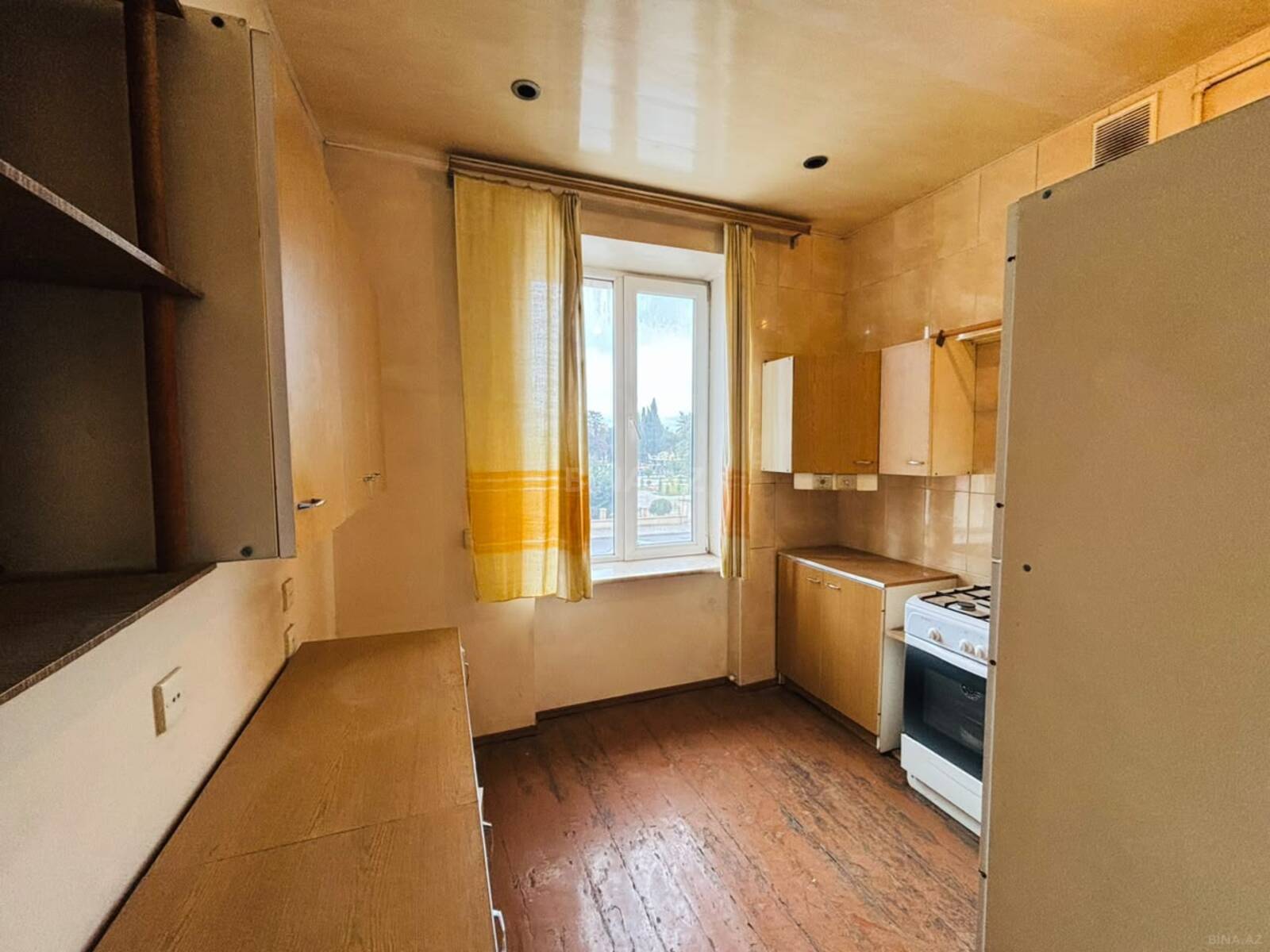 3 otaqlı Köhnə tikili, Bakıxanov q., Bakı
