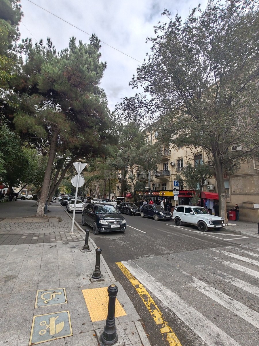 2 otaqlı Köhnə tikili, Elmlər Akademiyası m., Bakı