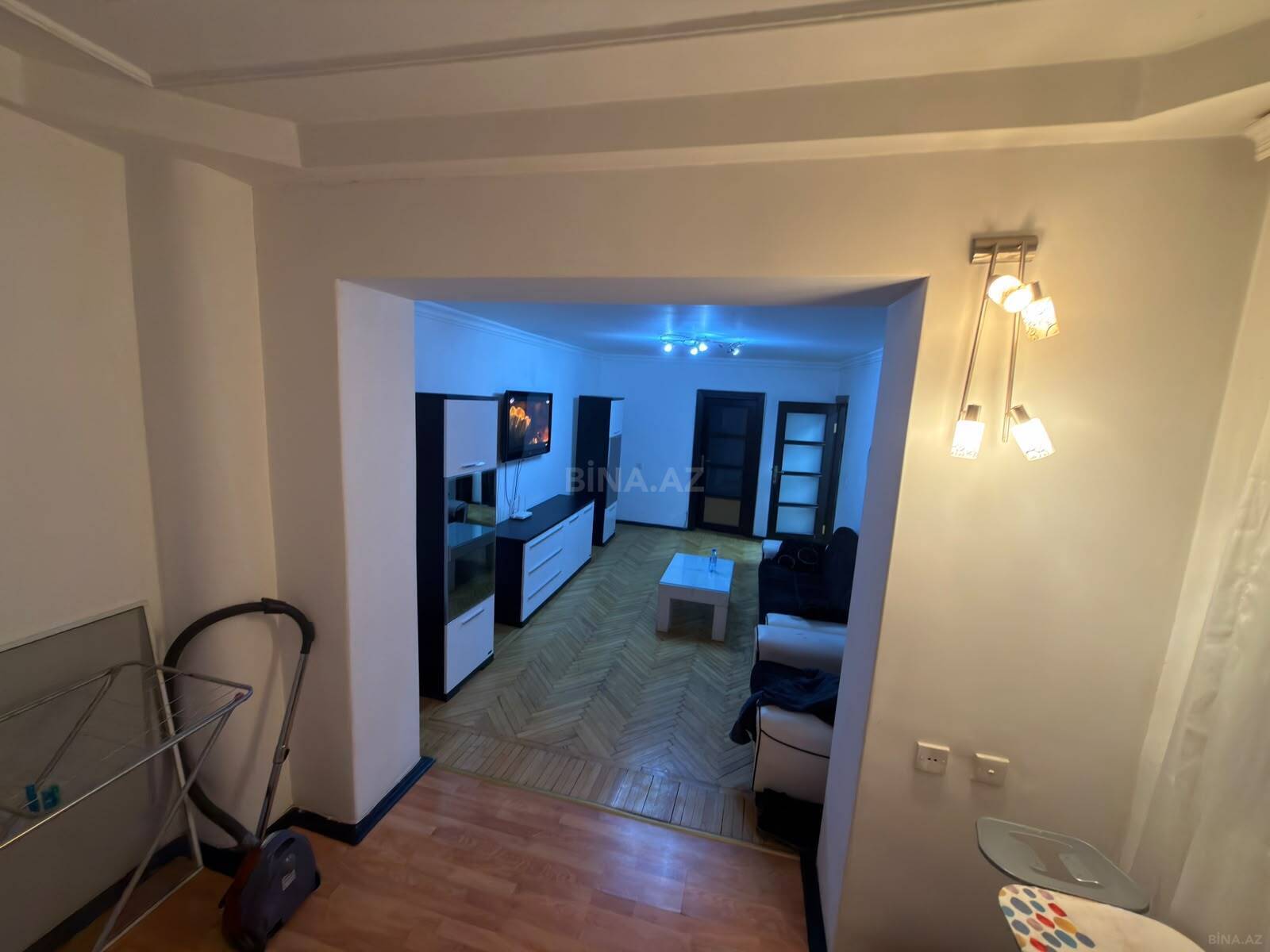 2 otaqlı Köhnə tikili, Şah İsmayıl Xətai m., Bakı