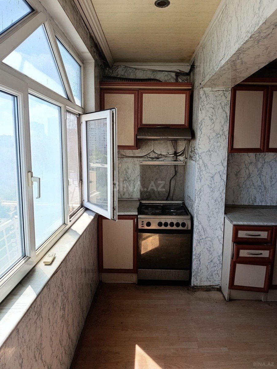 3 otaqlı Köhnə tikili, Memar Əcəmi m., Bakı