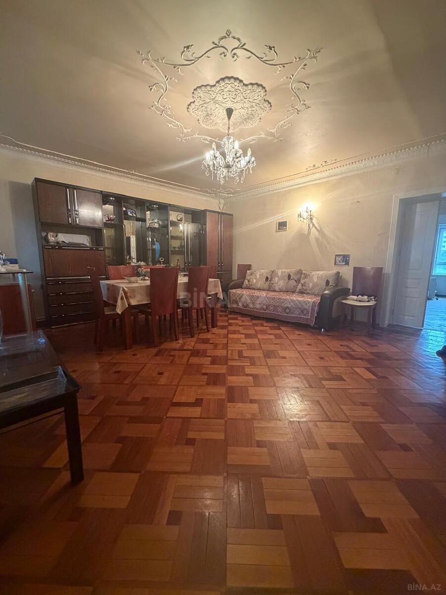4 otaqlı Köhnə tikili, Elmlər Akademiyası m., Bakı