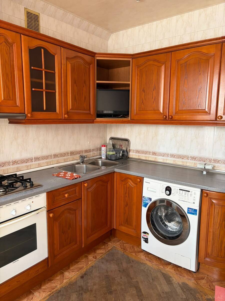 3 otaqlı Köhnə tikili, Şah İsmayıl Xətai m., Bakı