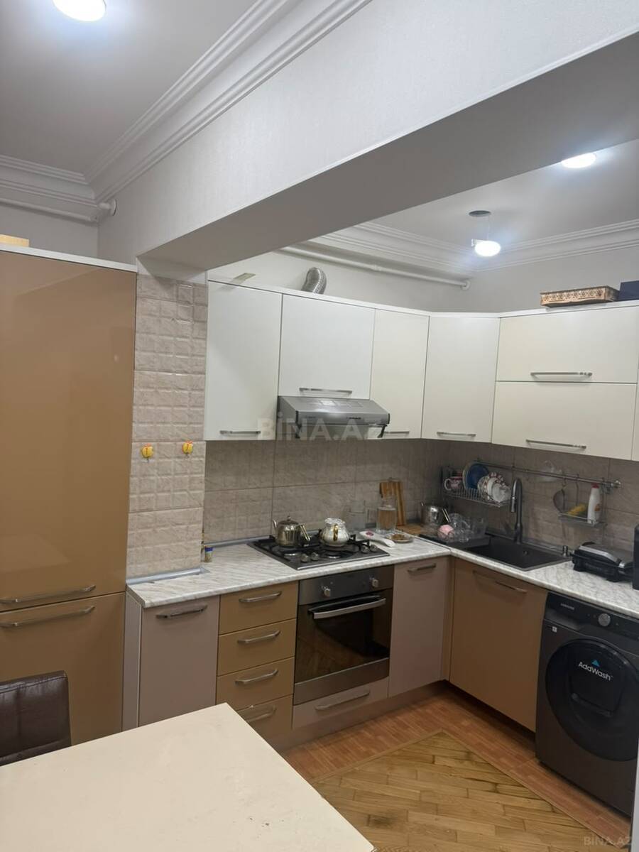 3 otaqlı Köhnə tikili, Memar Əcəmi m., Bakı