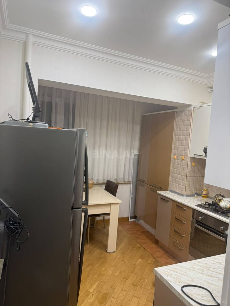 3 otaqlı Köhnə tikili, Memar Əcəmi m., Bakı