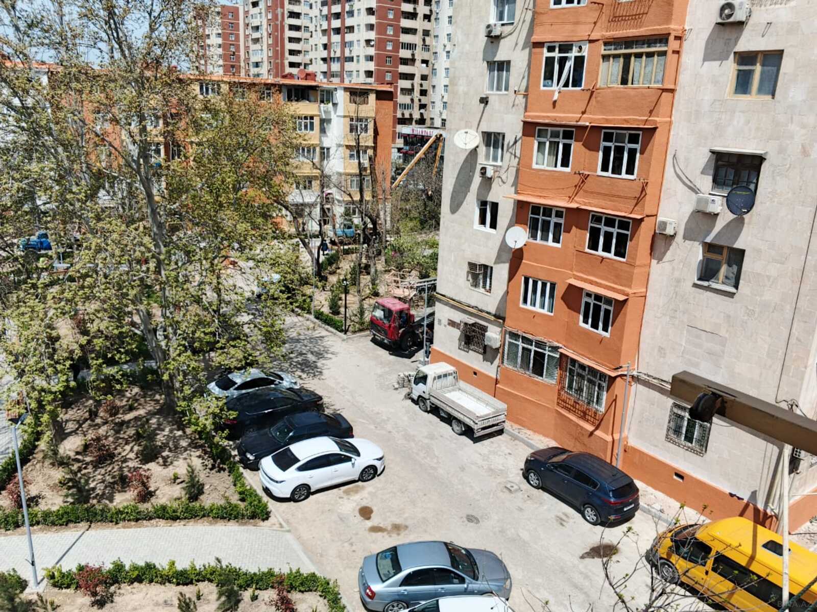 4 otaqlı Köhnə tikili, Neftçilər m., Bakı