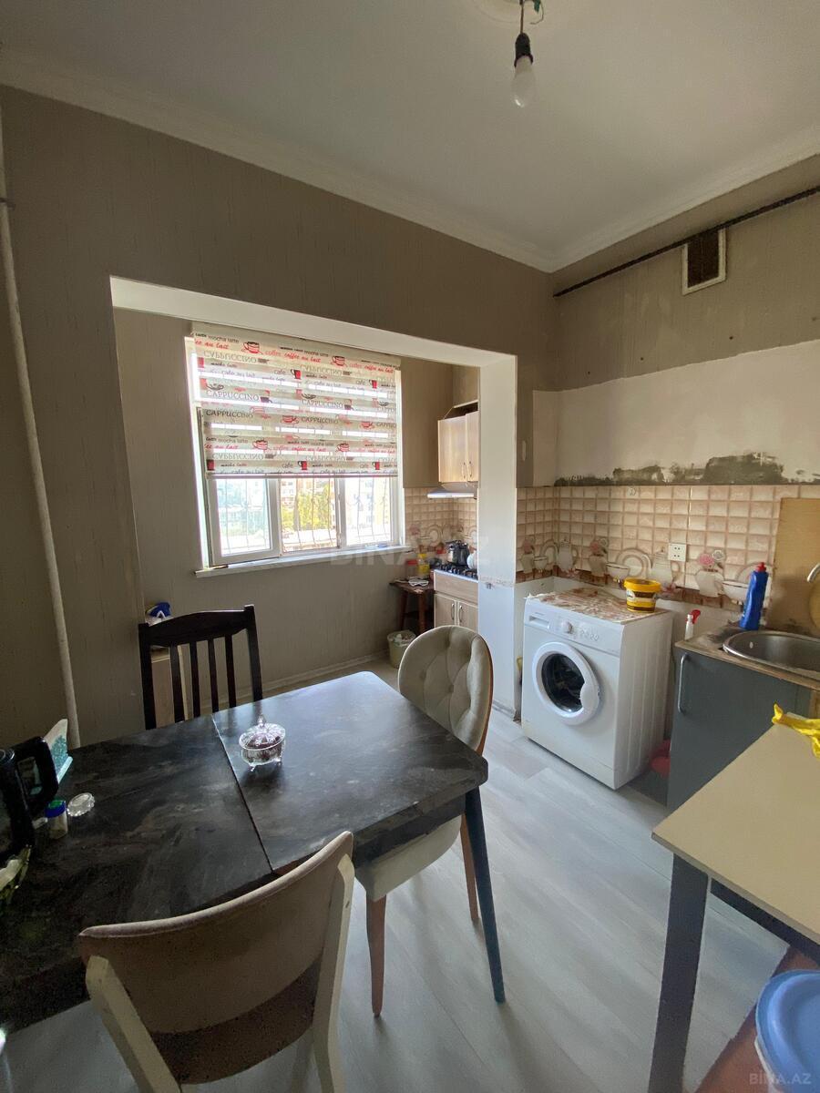 3 otaqlı Köhnə tikili, Bakıxanov q., Bakı