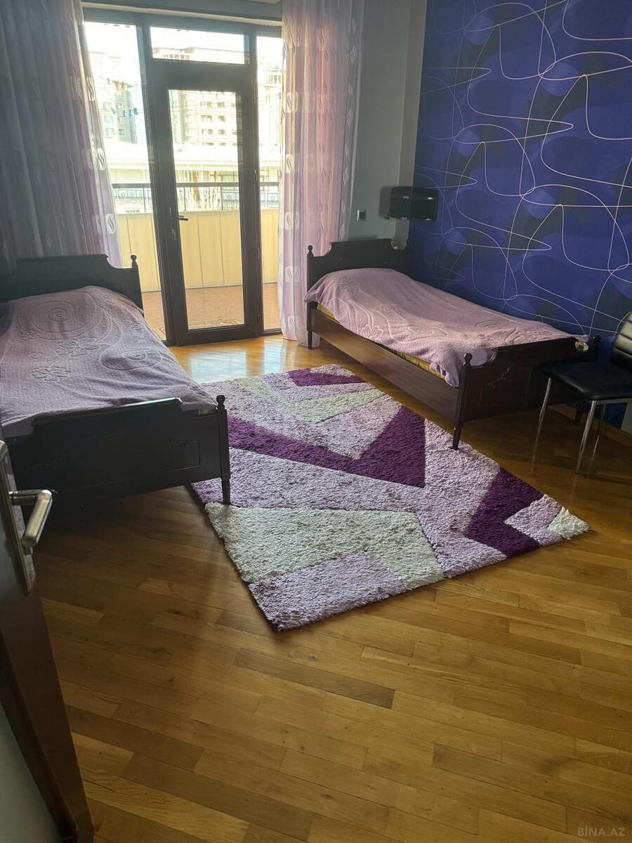 3 otaqlı Köhnə tikili, Nizami m., Bakı