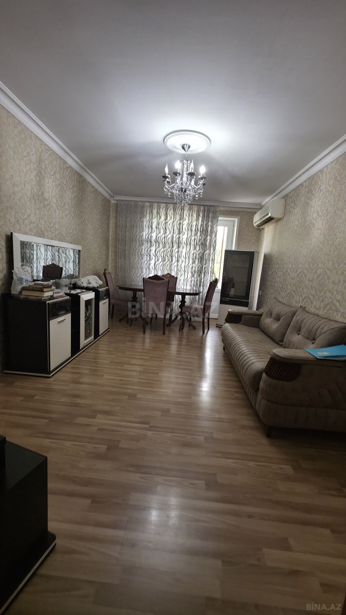 3 otaqlı Köhnə tikili, Bakıxanov q., Bakı