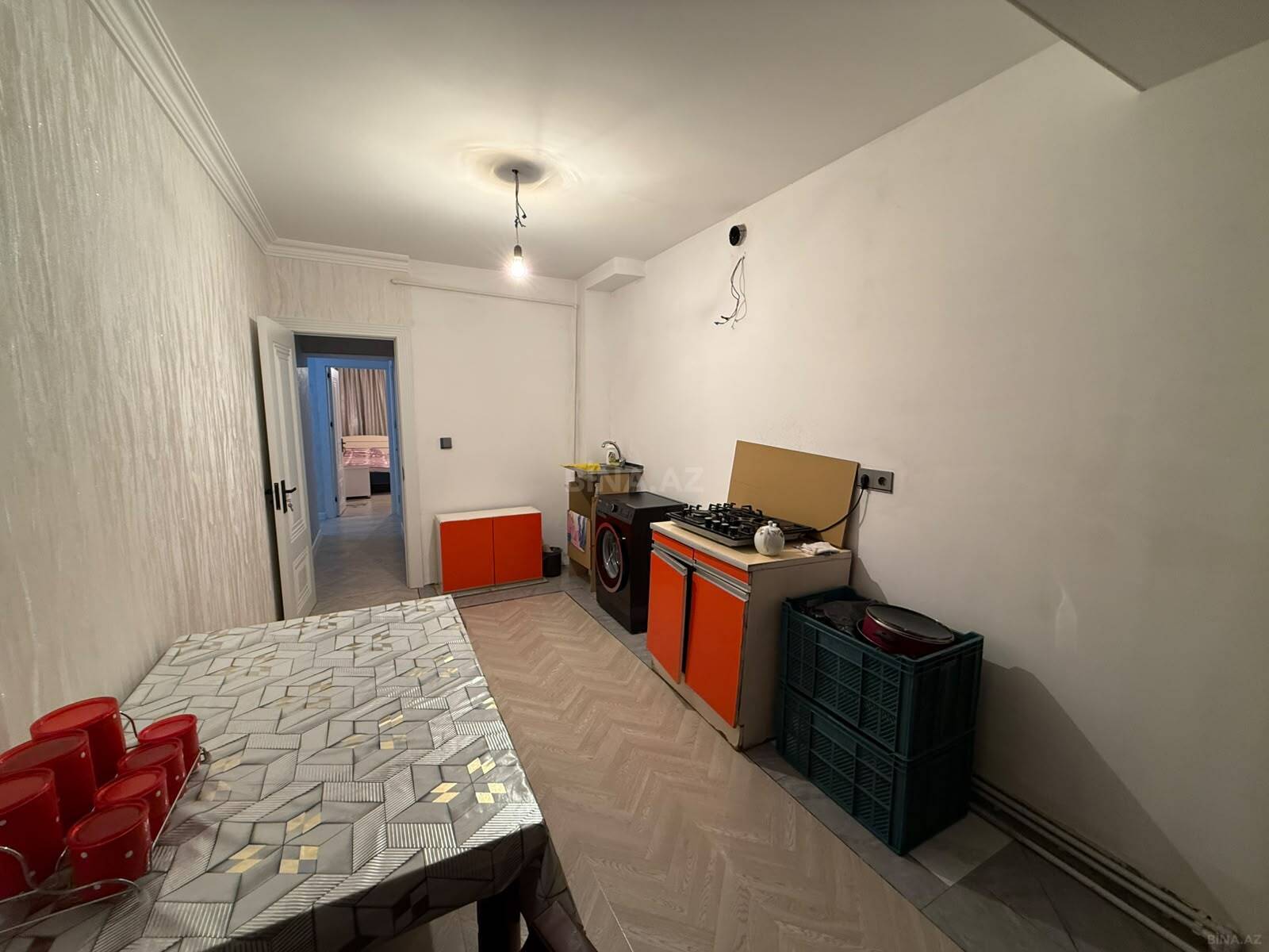3 otaqlı Köhnə tikili, Xalqlar Dostluğu m., Bakı