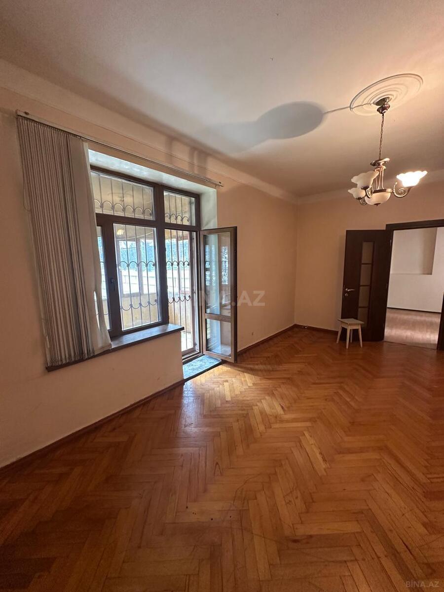 3 otaqlı Köhnə tikili, Elmlər Akademiyası m., Bakı