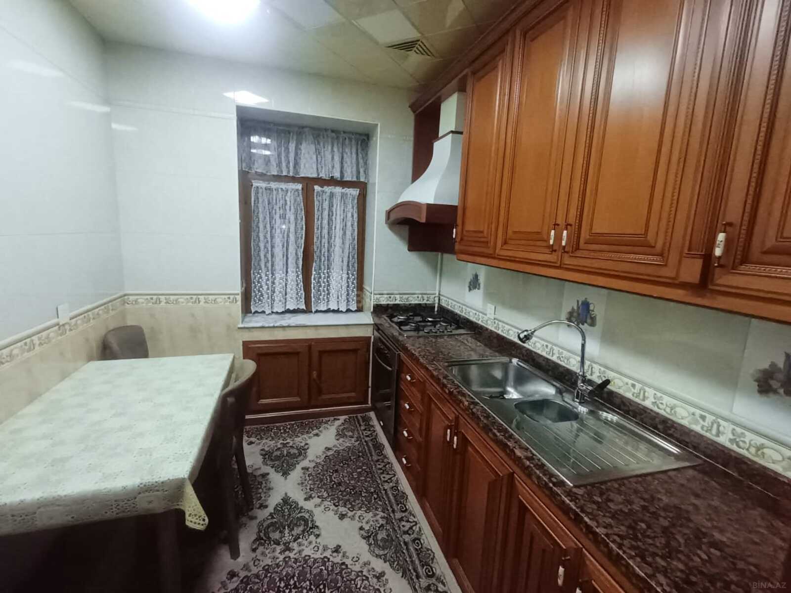 3 otaqlı Köhnə tikili, 28 May m., Bakı