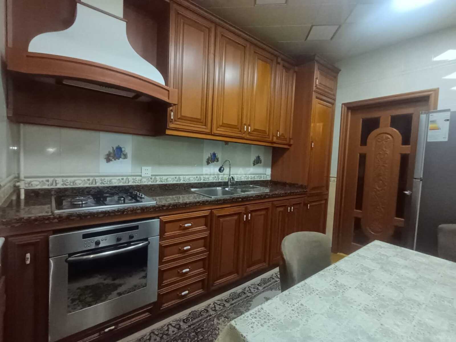 3 otaqlı Köhnə tikili, 28 May m., Bakı