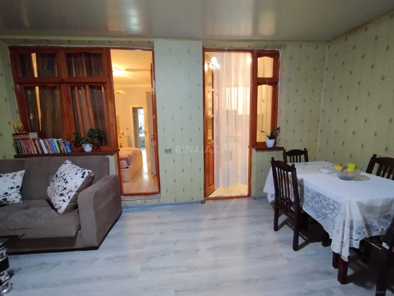 3 otaqlı Köhnə tikili, Memar Əcəmi m., Bakı