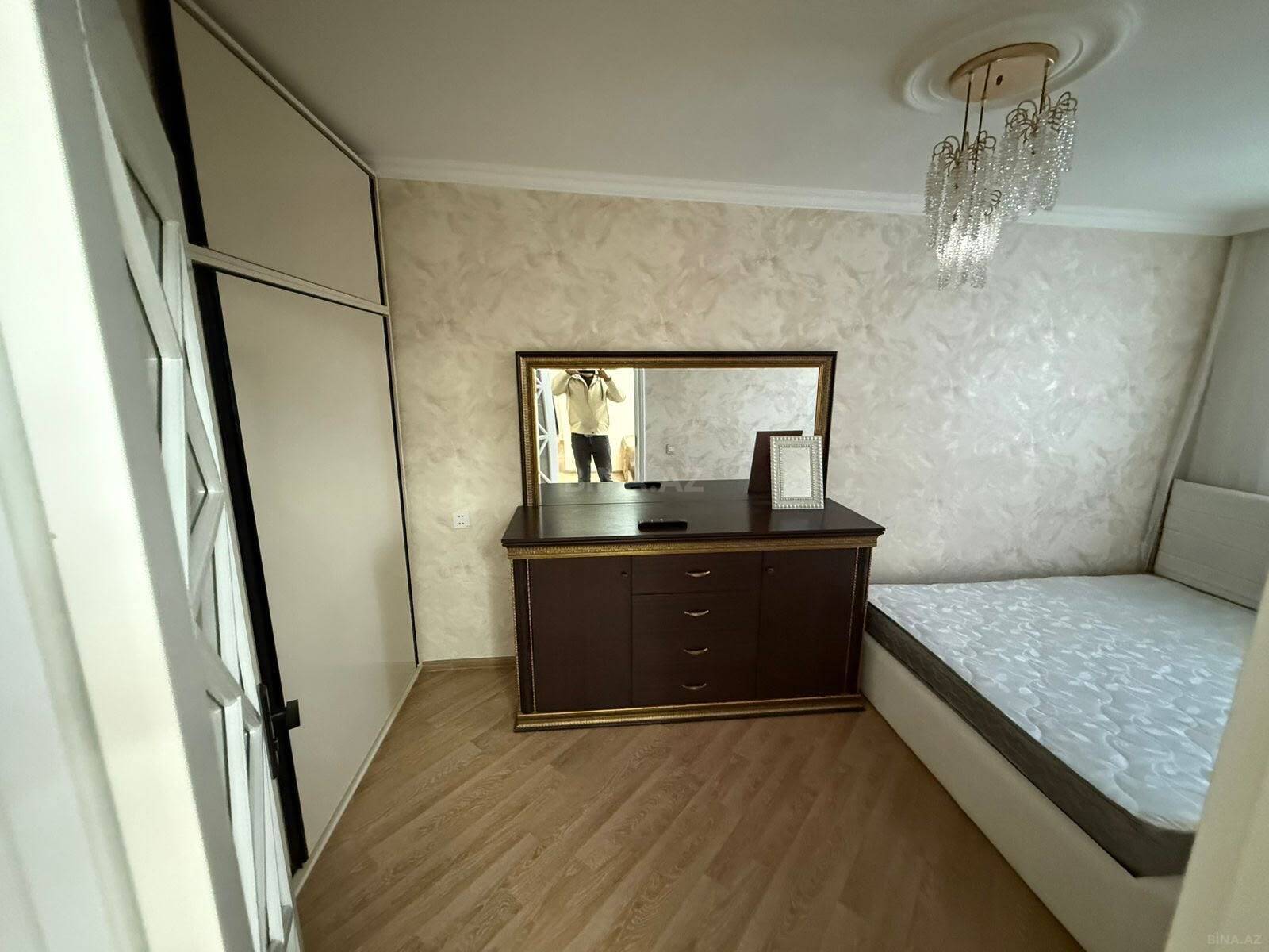 3 otaqlı Köhnə tikili, Elmlər Akademiyası m., Bakı