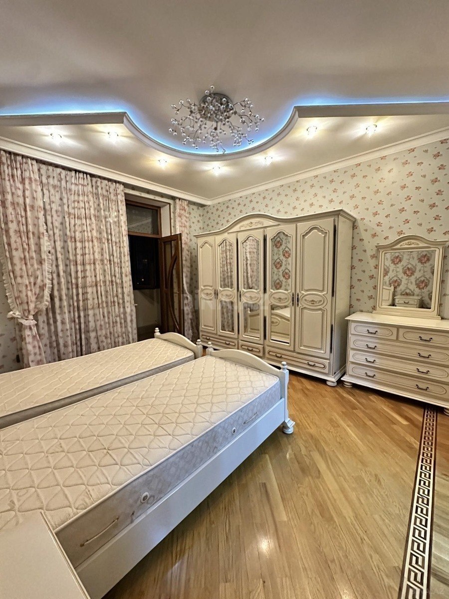4 otaqlı Yeni tikili, Memar Əcəmi m., Bakı