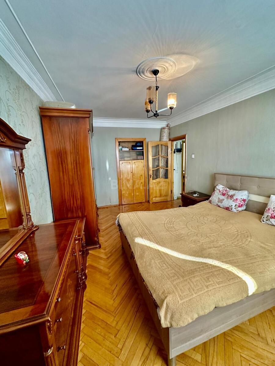 3 otaqlı Köhnə tikili, Qara Qarayev m., Bakı