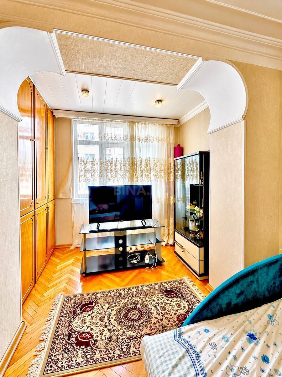 3 otaqlı Köhnə tikili, Qara Qarayev m., Bakı