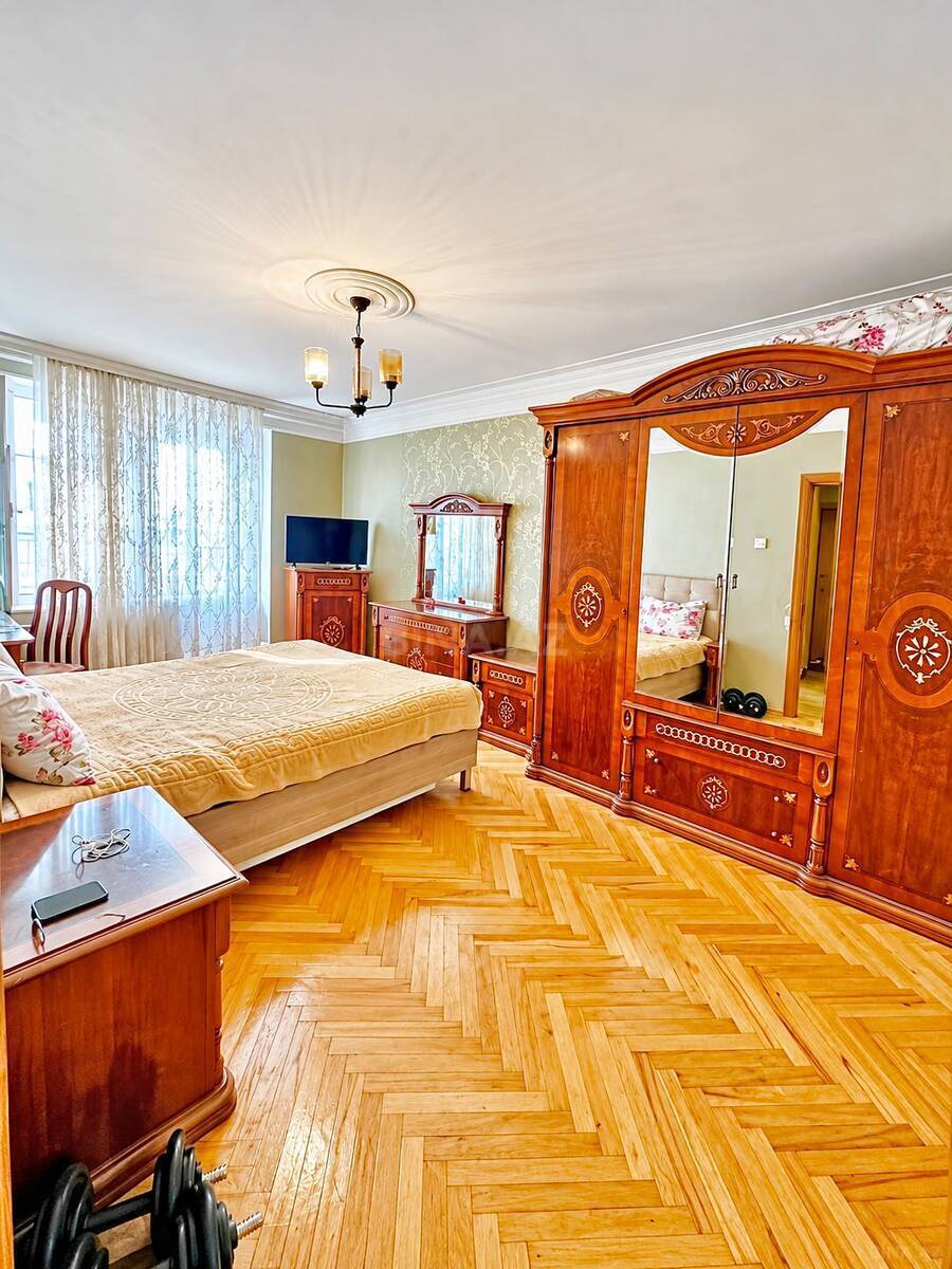 3 otaqlı Köhnə tikili, Qara Qarayev m., Bakı