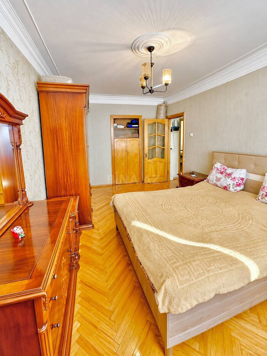 3 otaqlı Köhnə tikili, Qara Qarayev m., Bakı
