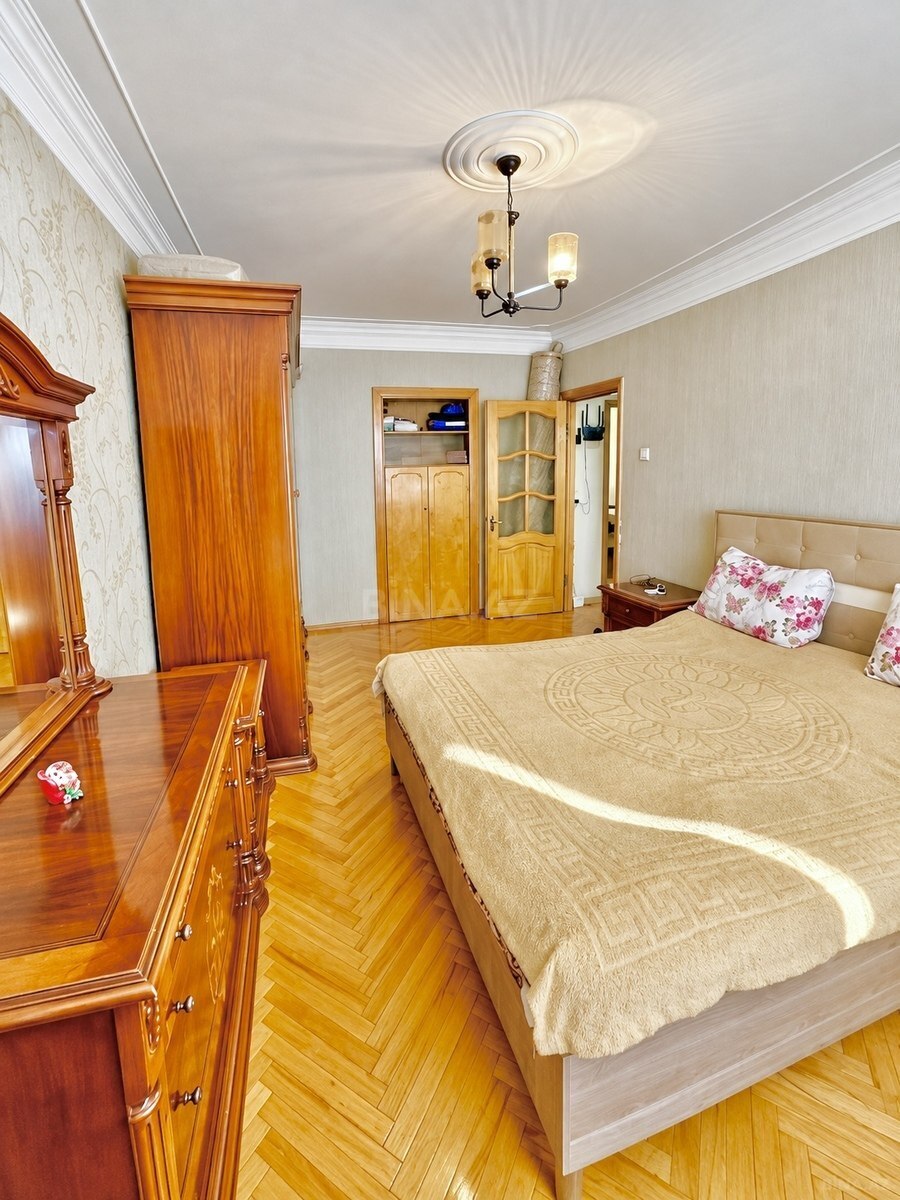 3 otaqlı Köhnə tikili, Qara Qarayev m., Bakı