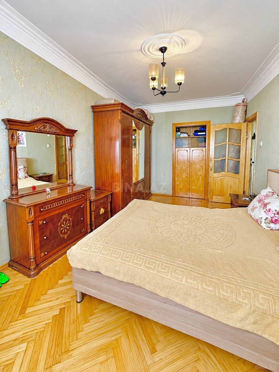 3 otaqlı Köhnə tikili, Qara Qarayev m., Bakı