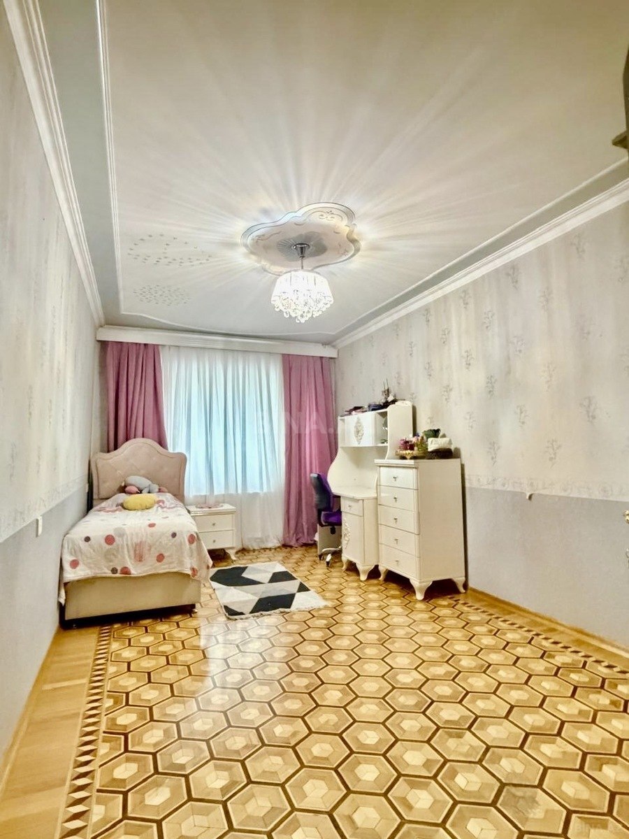 4 otaqlı Köhnə tikili, Elmlər Akademiyası m., Bakı