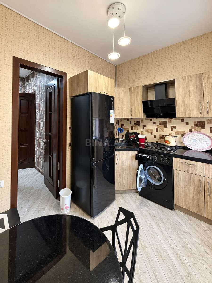 2 otaqlı Köhnə tikili, Elmlər Akademiyası m., Bakı