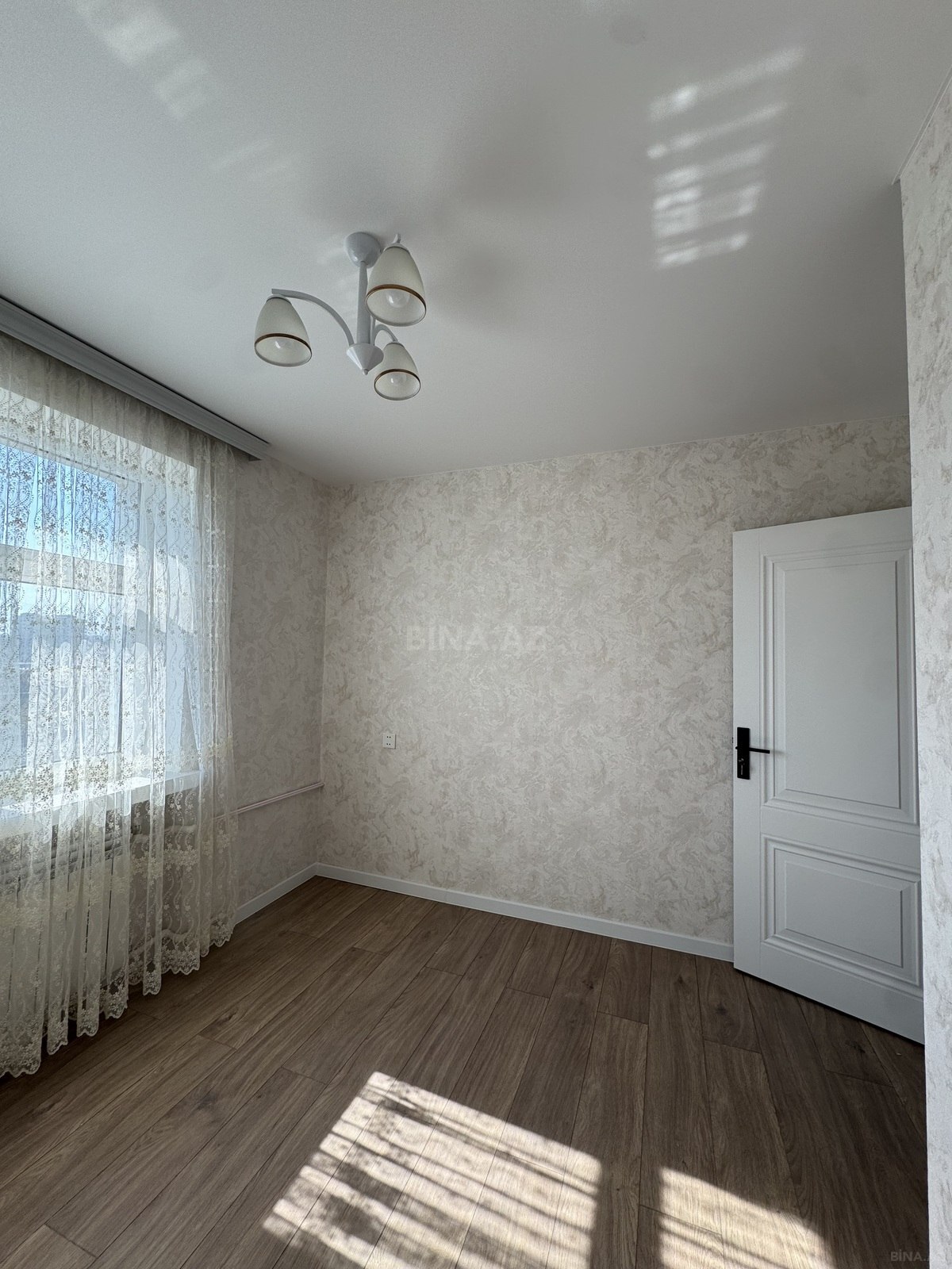 3 otaqlı Köhnə tikili, Bakıxanov q., Bakı