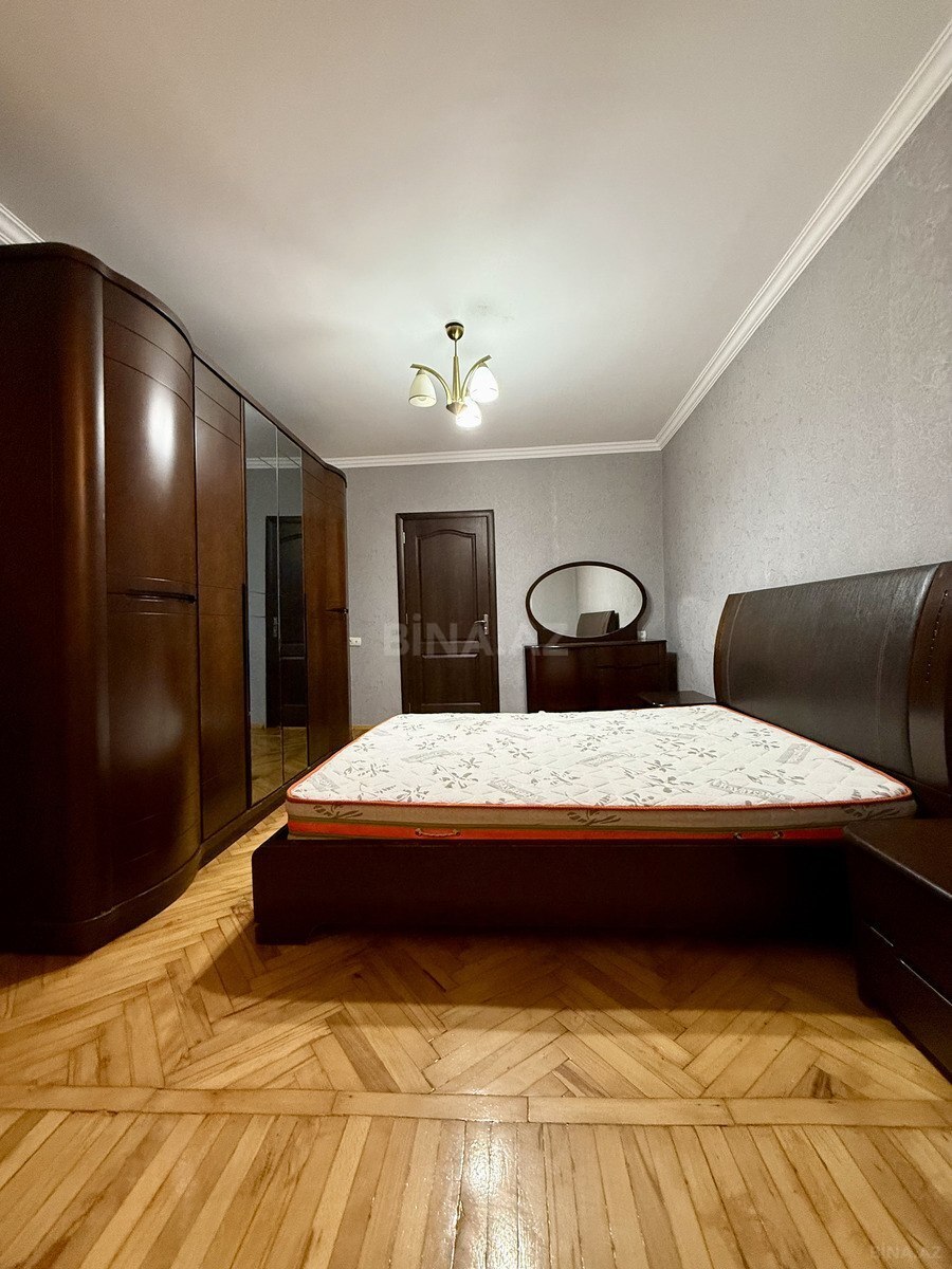 3 otaqlı Köhnə tikili, 28 May m., Bakı