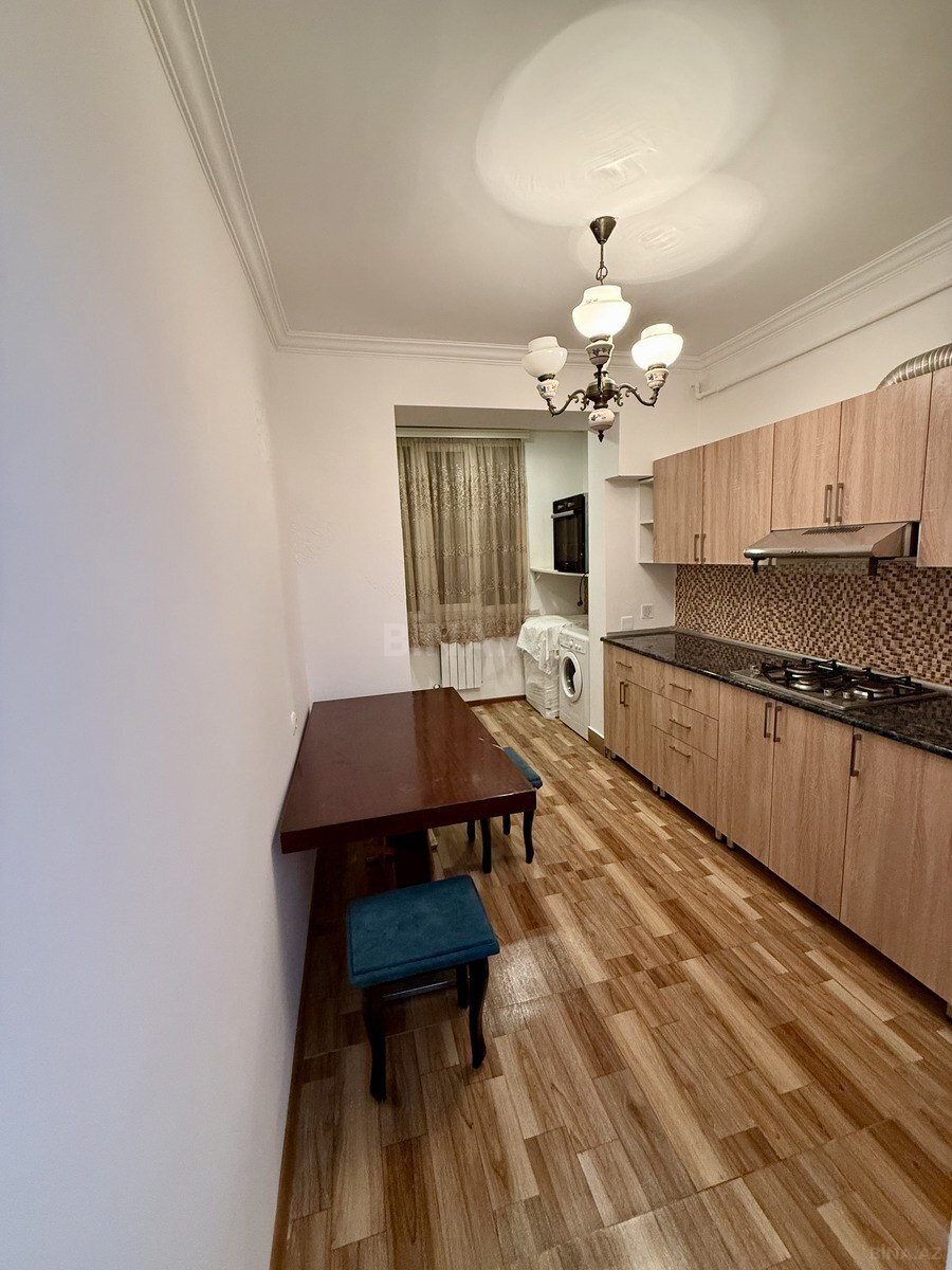 3 otaqlı Köhnə tikili, 28 May m., Bakı