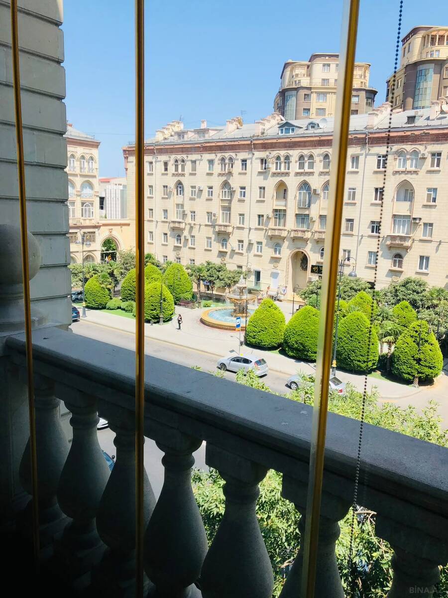 3 otaqlı Köhnə tikili, Nizami m., Bakı