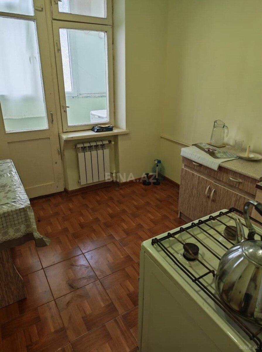 3 otaqlı Köhnə tikili, Xalqlar Dostluğu m., Bakı