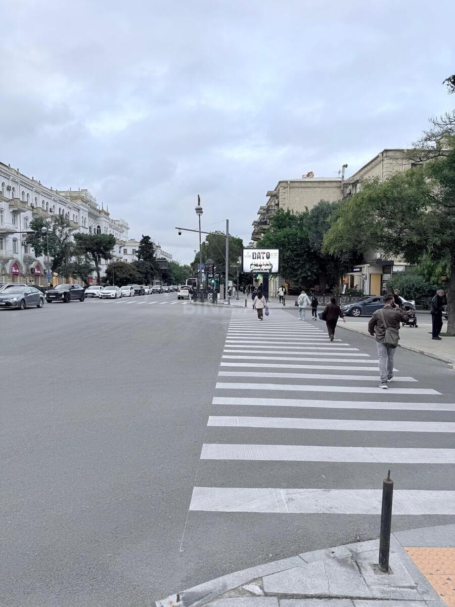 3 otaqlı Köhnə tikili, Elmlər Akademiyası m., Bakı