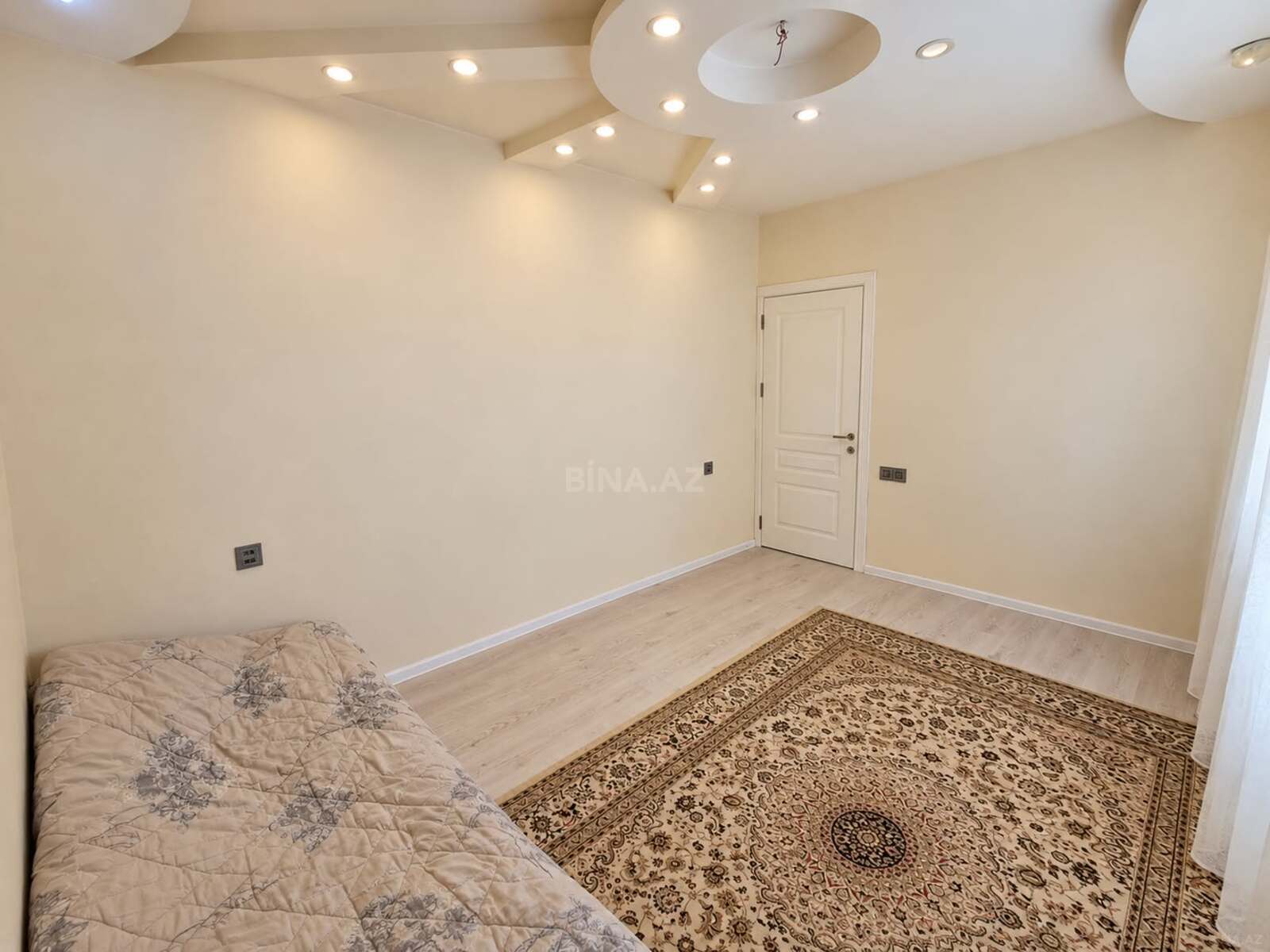 3 otaqlı Köhnə tikili, Neftçilər m., Bakı