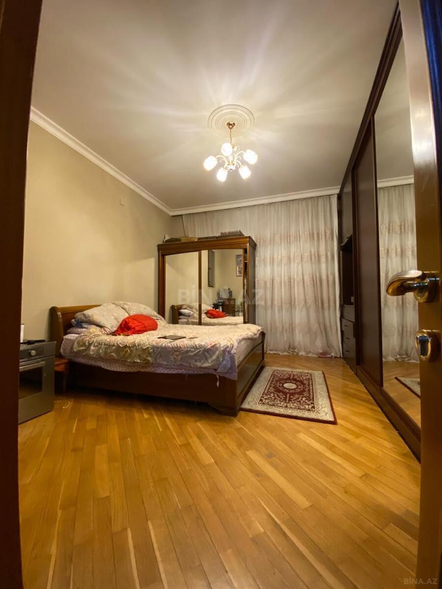 3 otaqlı Köhnə tikili, Şah İsmayıl Xətai m., Bakı