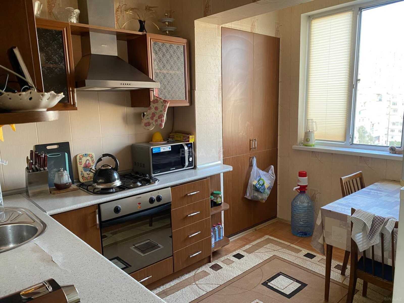 3 otaqlı Köhnə tikili, 8-ci mikrorayon q., Bakı