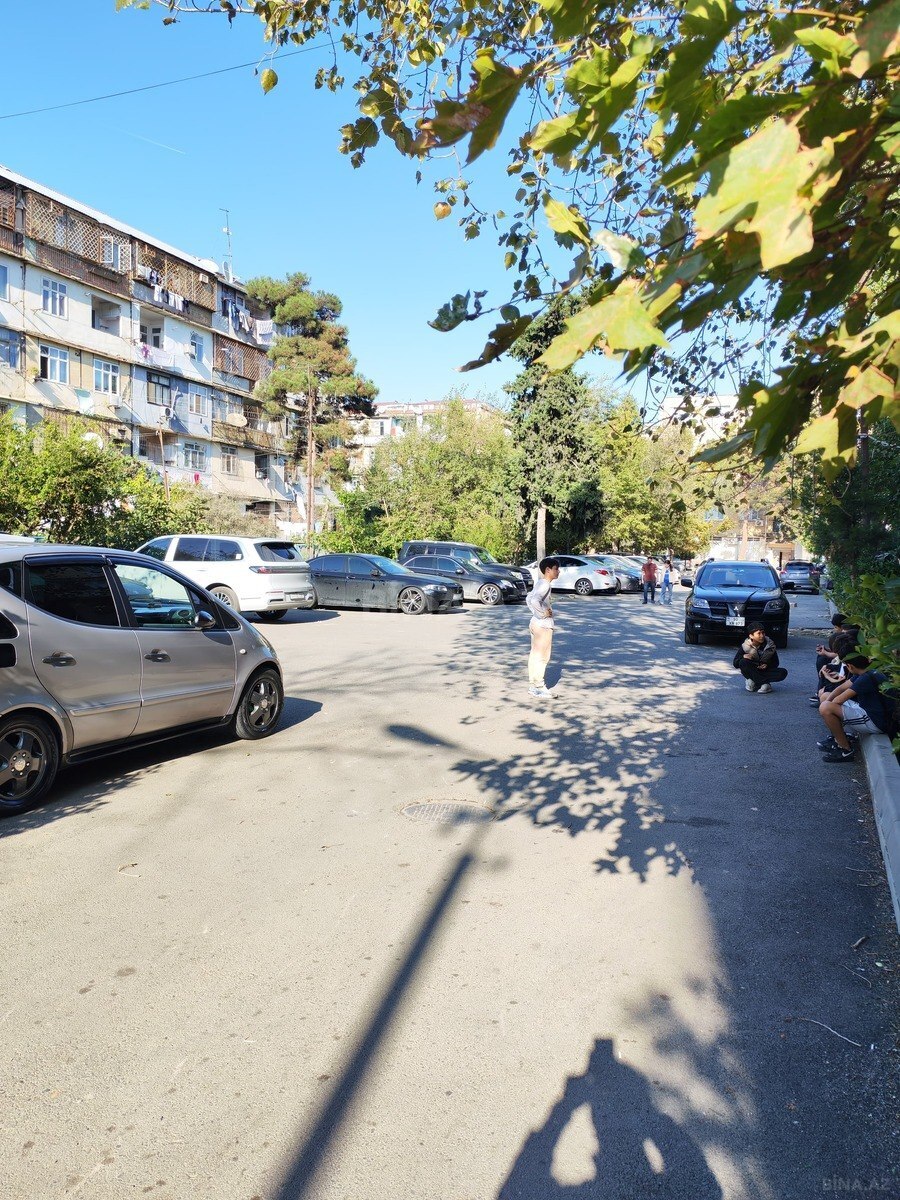 3 otaqlı Köhnə tikili, Xalqlar Dostluğu m., Bakı