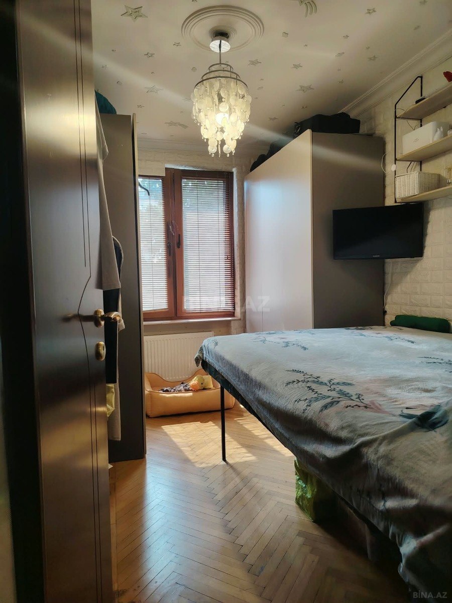 3 otaqlı Köhnə tikili, Şah İsmayıl Xətai m., Bakı