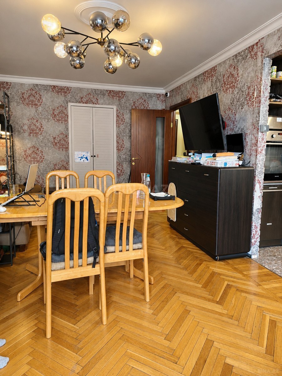 3 otaqlı Köhnə tikili, Şah İsmayıl Xətai m., Bakı