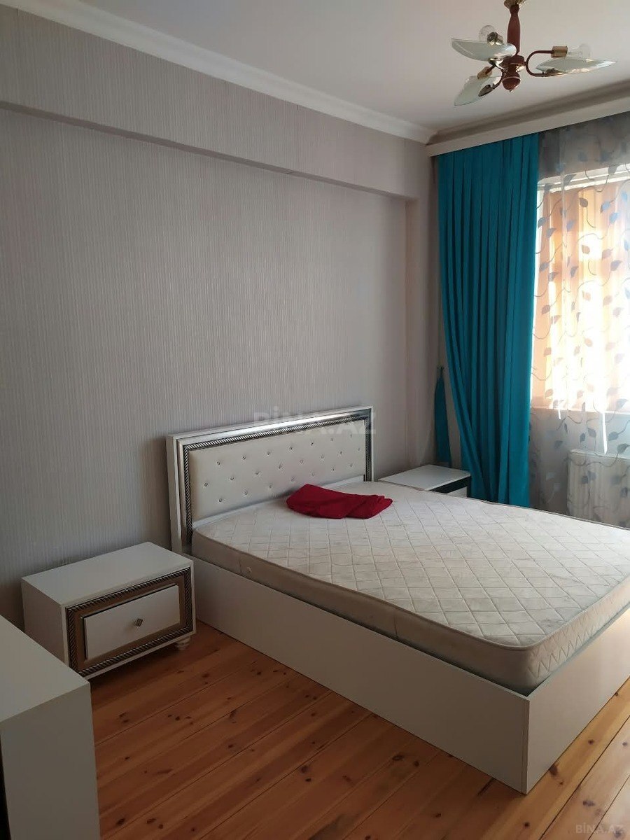 3 otaqlı Köhnə tikili, Şah İsmayıl Xətai m., Bakı