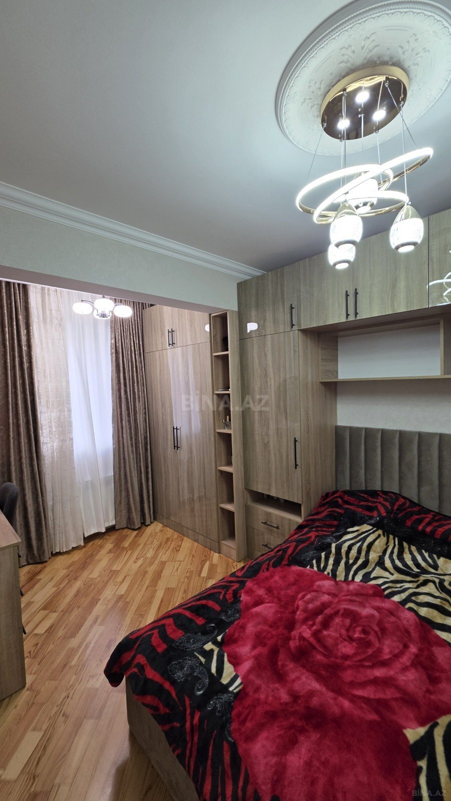 3 otaqlı Köhnə tikili, Bakıxanov q., Bakı