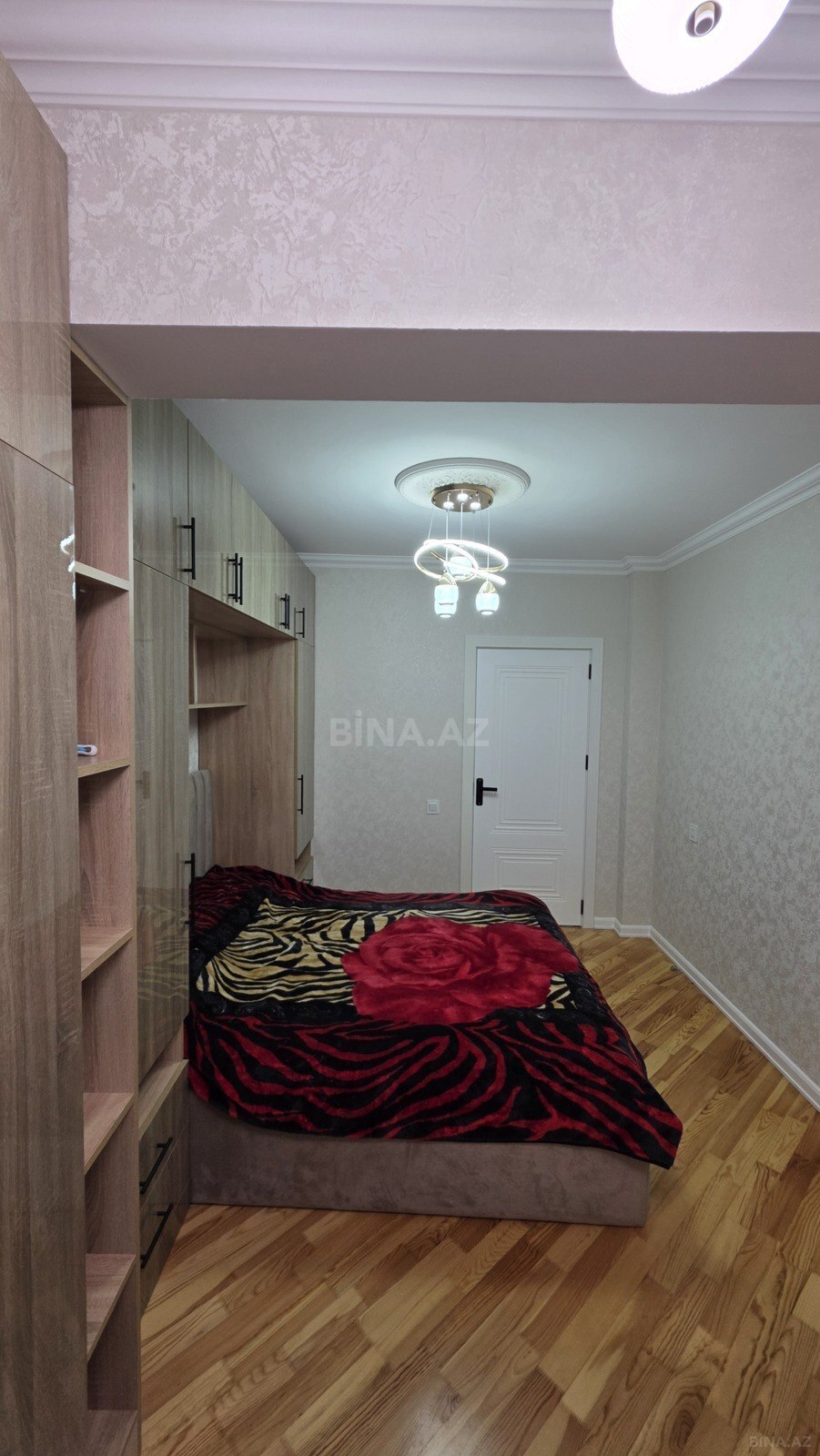 3 otaqlı Köhnə tikili, Bakıxanov q., Bakı