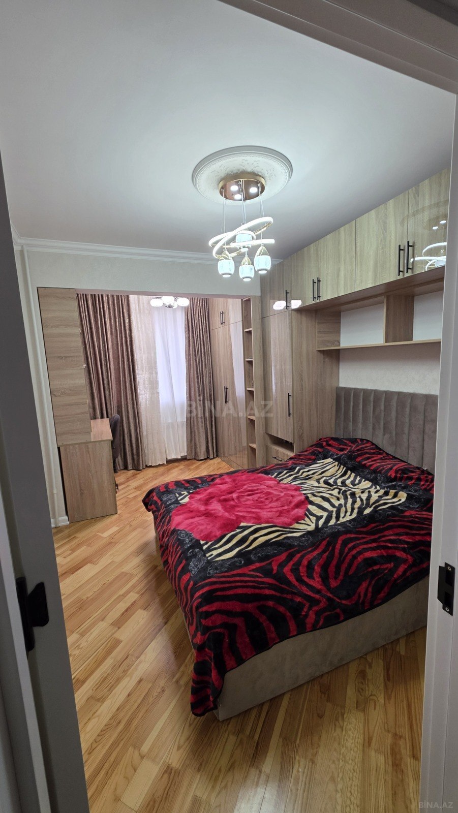 3 otaqlı Köhnə tikili, Bakıxanov q., Bakı