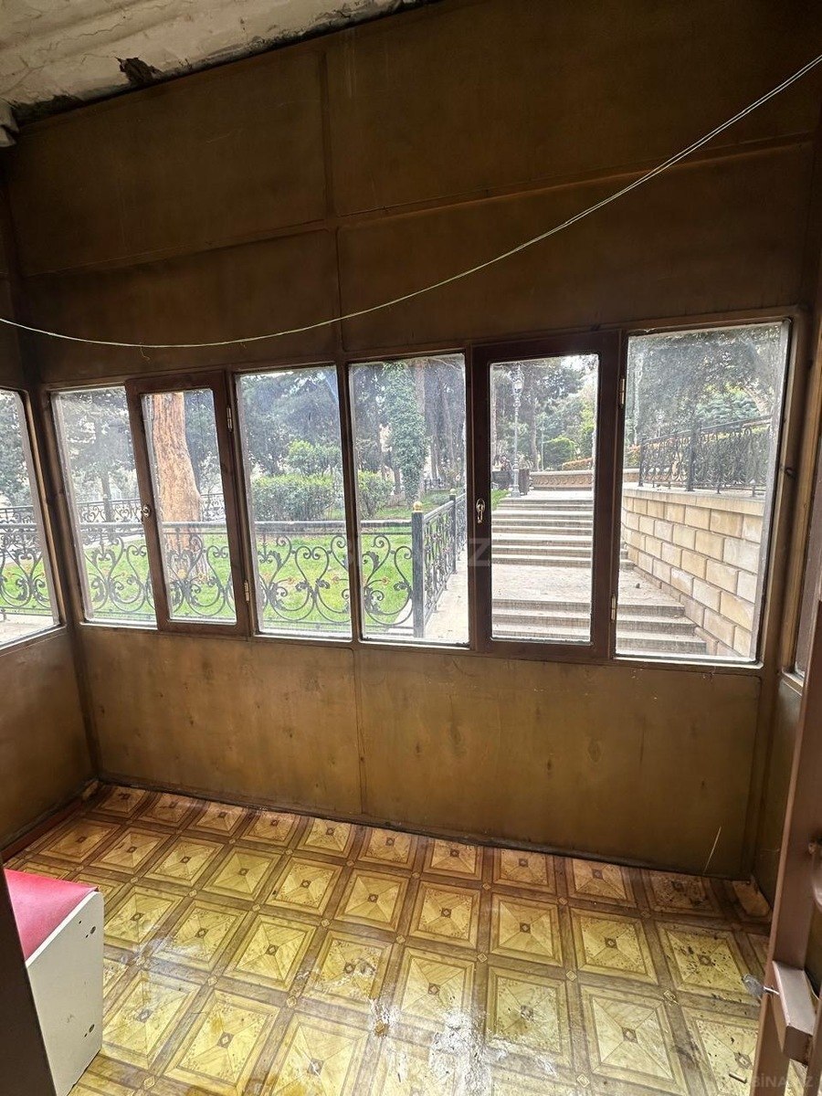 3 otaqlı Köhnə tikili, Nizami m., Bakı