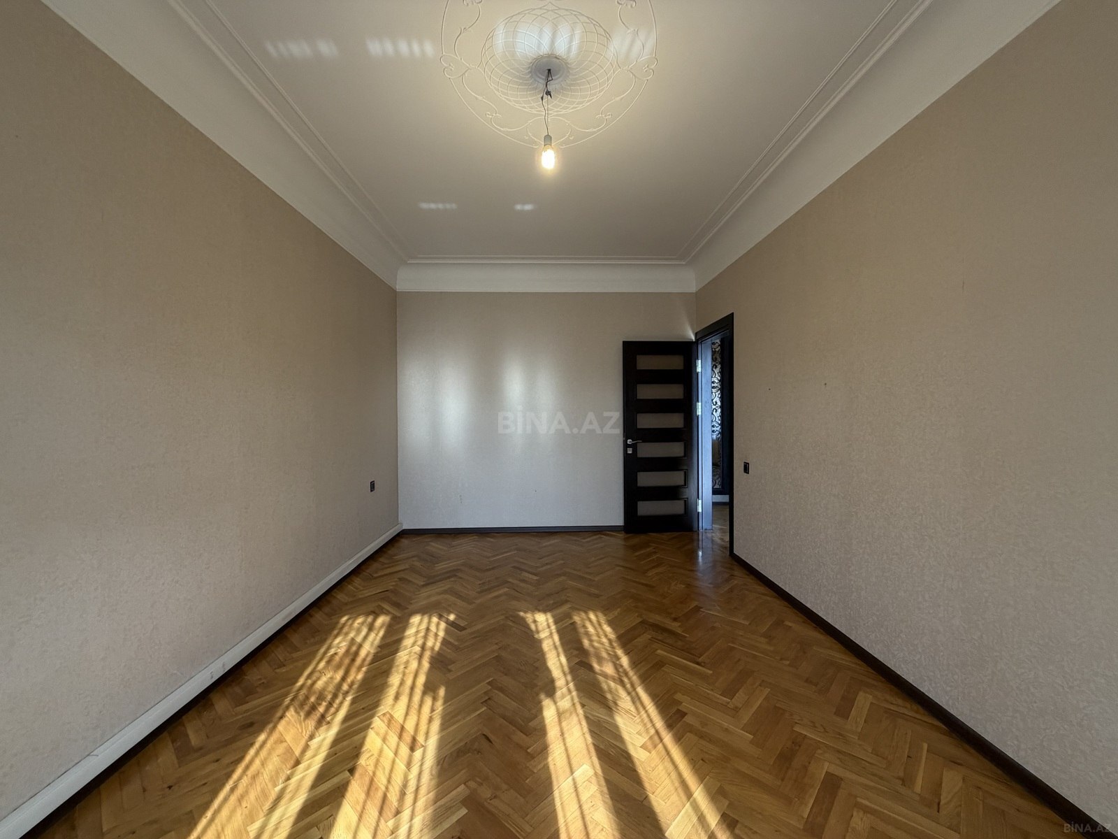 4 otaqlı Köhnə tikili, Bakıxanov q., Bakı