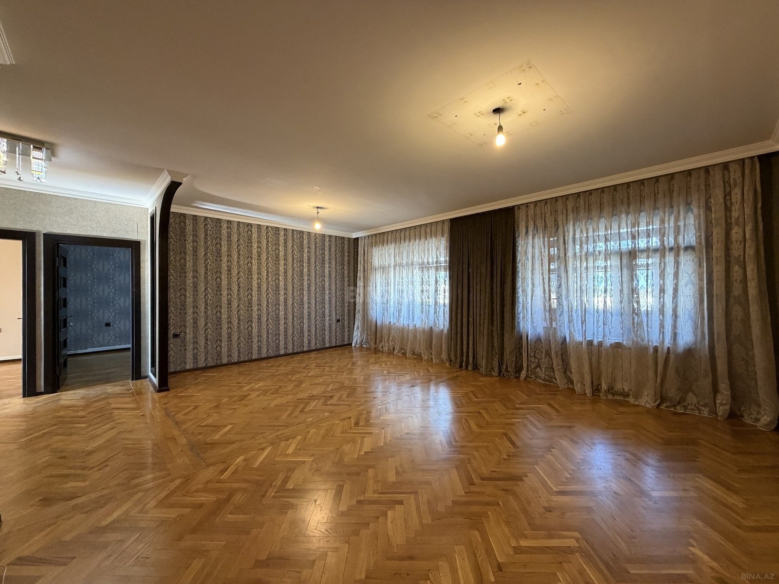 4 otaqlı Köhnə tikili, Bakıxanov q., Bakı