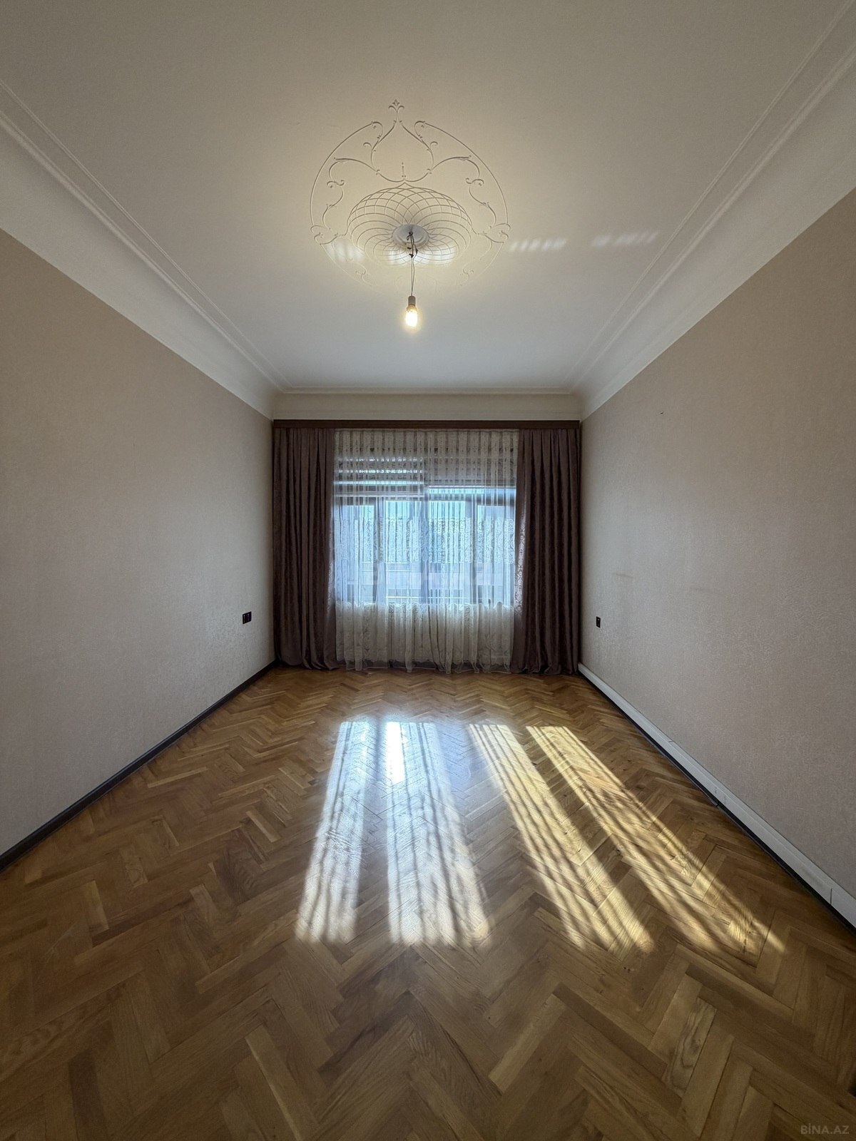 4 otaqlı Köhnə tikili, Bakıxanov q., Bakı