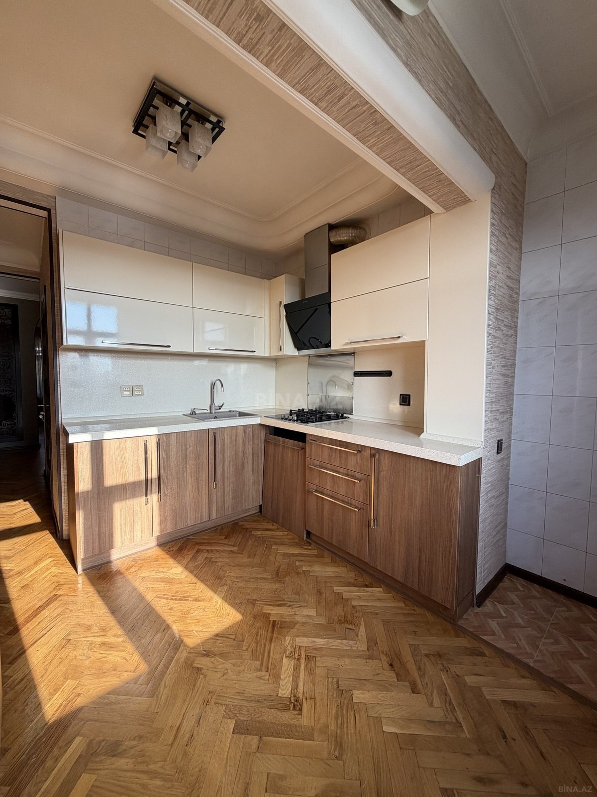 4 otaqlı Köhnə tikili, Bakıxanov q., Bakı