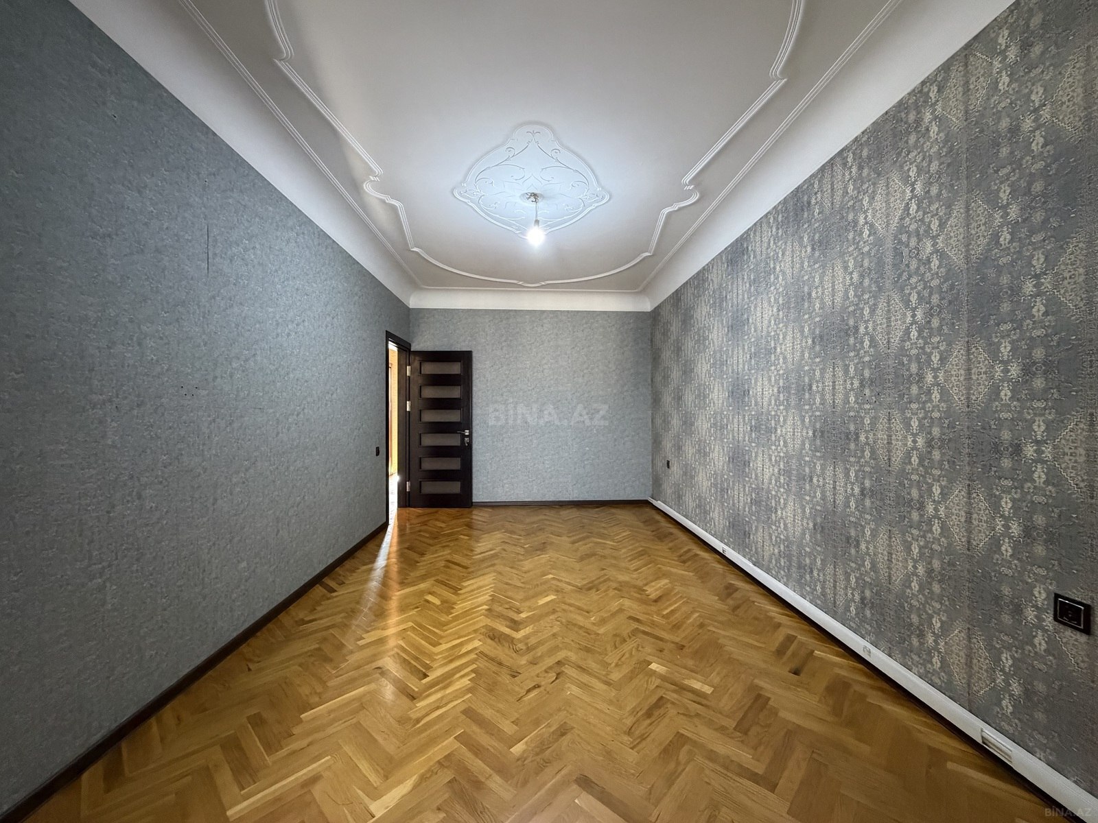 4 otaqlı Köhnə tikili, Bakıxanov q., Bakı